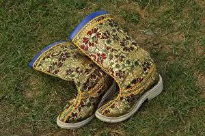 Embellished Traditional Clothing Drucke: Embroidered boots lying in the grass