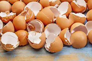 Empty Wooden Background Drucke: Empty, broken, brown eggshells against wooden background