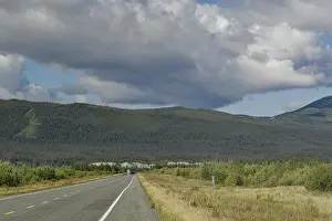 Yukon Territory Canada Drucke: Endless road, with single lorry