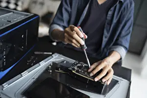 Bilder Datiert 27. August 2024: Informatiker, Installation von Hardware.