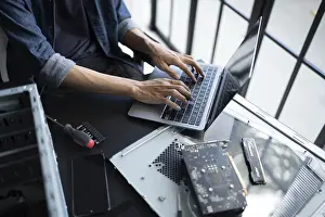 Bilder Datiert 27. August 2024: Ingenieur für IT-Systeme installiert Hardware-Ausrüstung Entwicklungsfacilitätsingenieur Wartung Computer Hauptplatine