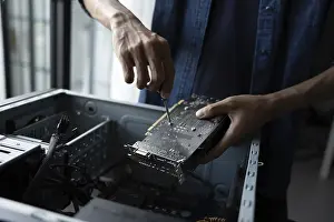 Bilder Datiert 27. August 2024: IT-Ingenieur installiert Hardware-Ausrüstung Entwicklungsfacilitätsingenieur Wartung Computer Hauptplatine Elektronik