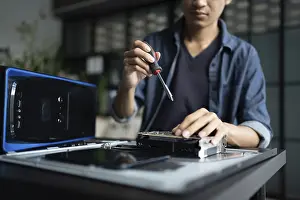 Bilder Datiert 27. August 2024: IT- Ingenieur installiert Hardware-Ausrüstung Entwicklungsbauingenieur Wartung Computer Hauptplatine Elektronik