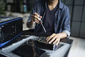 Bilder Datiert 27. August 2024: Ingenieur für IT-Systeme installiert Hardware-Ausrüstung Entwicklungsfacilitätsingenieur Wartung Computer Hauptplatine