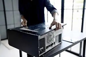 Bilder Datiert 27. August 2024: IT- Ingenieur installiert Hardware-Ausrüstung Entwicklungsfacilitätsingenieur Wartung Computer Hauptplatine Elektronik