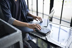 Bilder Datiert 27. August 2024: IT- Ingenieur installiert Hardware-Ausrüstung Entwicklungsfacilitäts-Ingenieur Wartung Computer Hauptplatine Elektronik