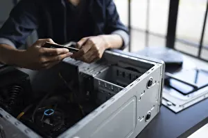 Bilder Datiert 27. August 2024: IT- Ingenieur installiert Hardware-Ausrüstung Entwicklungsbauingenieur Wartung Computer Hauptplatine Elektronik