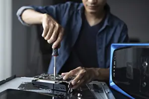 Bilder Datiert 27. August 2024: IT- Ingenieur installiert Hardware-Ausrüstung Entwicklungsbauingenieur Wartung Computer Hauptplatine Elektronik