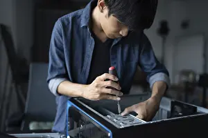 Bilder Datiert 27. August 2024: IT-Ingenieur installiert Hardware-Ausrüstung Entwicklungsfacilitätsingenieur Wartung Computer Hauptplatine Elektronik