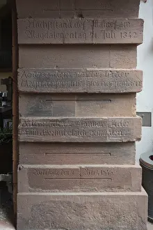 Unterschrift Drucke: Geschnitzte Hochwasserstände im Innenhof einer Fassade des alten Rathauses.