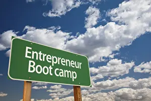 Konzeptuelle Kunst Drucke: Unternehmer-Bootcamp-Schild mit dramatischen Wolkenhintergrund