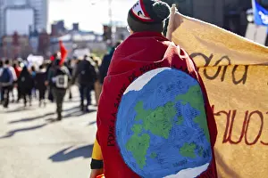 Climate Change Protest Drucke: An environmental demonstrator is viewed from behind