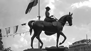 Atmospheric Black And White Image Drucke: An equestrian statue in black and white surrounded by waving flags and dramatic sky