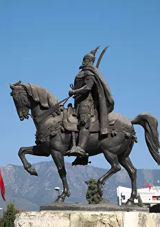 Drucke von Reiterdenkmal des Skanderbeg, albanischer Nationalheld, Skanderbeg-Platz, Tirana, Albanien Bildhauerei Drucke: Reiterdenkmal von Skanderbeg