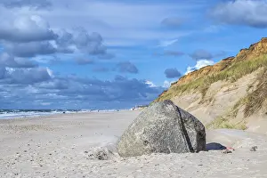 Bilder Datiert 10. September 2024: Unregelmäßiger Felsbrocken am Strand.