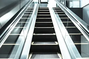 Empty Indoor Space Photo Drucke: Escalator