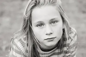 Female Head Shot Drucke: EsoG_zGUZOs