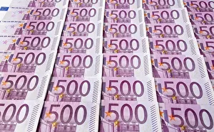Wealth Concept Drucke: Many five hundred euro banknotes lying next to each other