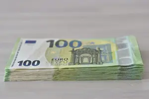 Financial Market Capital Drucke: Many one hundred euro notes in a pile on a table