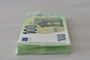 Paper Money Finance Drucke: Many one hundred euro notes in a pile on a table
