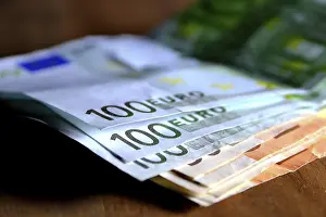 Financial Crisis Drucke: Euro notes on a table
