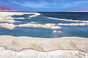 Dead Sea Landscape Drucke: The evaporated salt forms bizarre patterns on the surface of the water