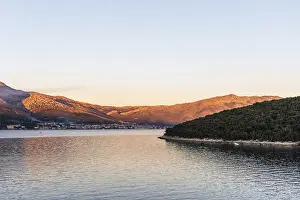 Eastern European Coast Drucke: Evening light over the bay of Orebic