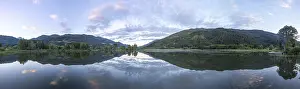 Bilder Datiert 13. Juni 2024: Abendlicht, Waldlandschaft und Wolken spiegeln sich im See.
