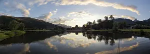 Bilder Datiert 13. Juni 2024: Abendlicht, Waldlandschaft und Wolken spiegeln sich im See.