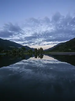 Bilder Datiert 13. Juni 2024: Abendlicht, Waldlandschaft und Wolken im See.