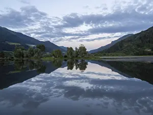 Bilder Datiert 13. Juni 2024: Evening light print forest landscape reflected lake