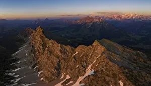 Mountain Top View Drucke: Evening light on mountain top with view of mountains
