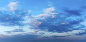 Cloudy Atmospheric Light Drucke: Evening sky with dramatic clouds