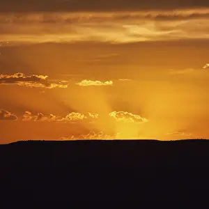 Evening Desert Atmosphere Drucke: Evening sky with sun rays over Table Mountain