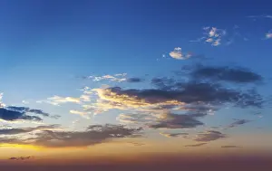 Atmospheric Morning Light Drucke: Evening sunset sky with dramatic clouds