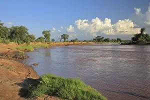 Spring Cloud Formation Drucke: Ewaso River, river with spring clouds