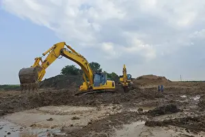 Bilder Datiert 5. Juni 2024: Excavator print standing mud