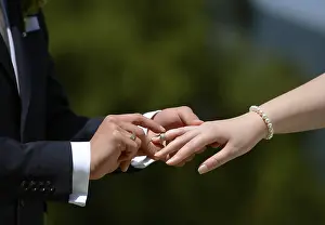 Daytime Wedding Celebration Drucke: Exchanging wedding ring