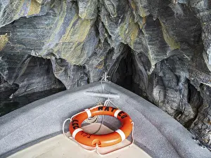 Marble Caves Chile Drucke: Excursion boat inside the marble caves
