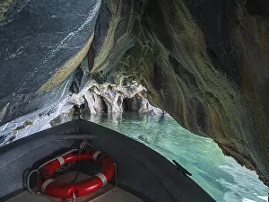 Marble Caves Chile Drucke: Excursion boat inside the marble caves