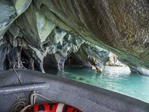 Marble Caves Chile Drucke: Excursion boat inside the marble caves