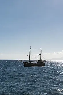 Blue Atlantic Ocean View Drucke: Excursion boat with a pirate flag