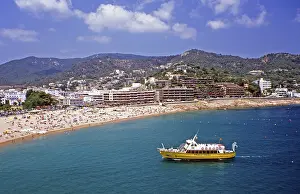 Tossa De Mar Beach Drucke: Excursion boat on Tossa de Mar beach