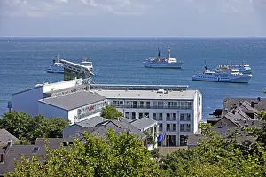 Helgoland Island Drucke: Excursion boats, hotel complex