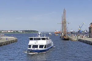 German Federal Republic Old Town Area Drucke: Excursion ship, Old Harbour, Wismar