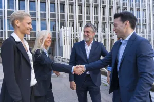 Diverse Business Professionals Drucke: Executives Exchanging Greetings in Commercial Center