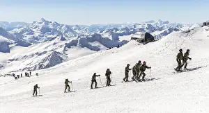 Mountainous Winter Landscapes Drucke: Expedition high up in the mountains