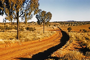 Expedition der Melbourne Grammar School, Northern Territory, Australien, 1956 Landschaft des Outback und Schotterstraße, unbestimmte Lage, Ozeanien.