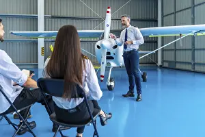 Aviation Education Drucke: Experienced flight instructor mentoring aviation students