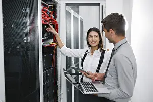 Blockchain Technology Drucke: IT expert checking supercomputer server